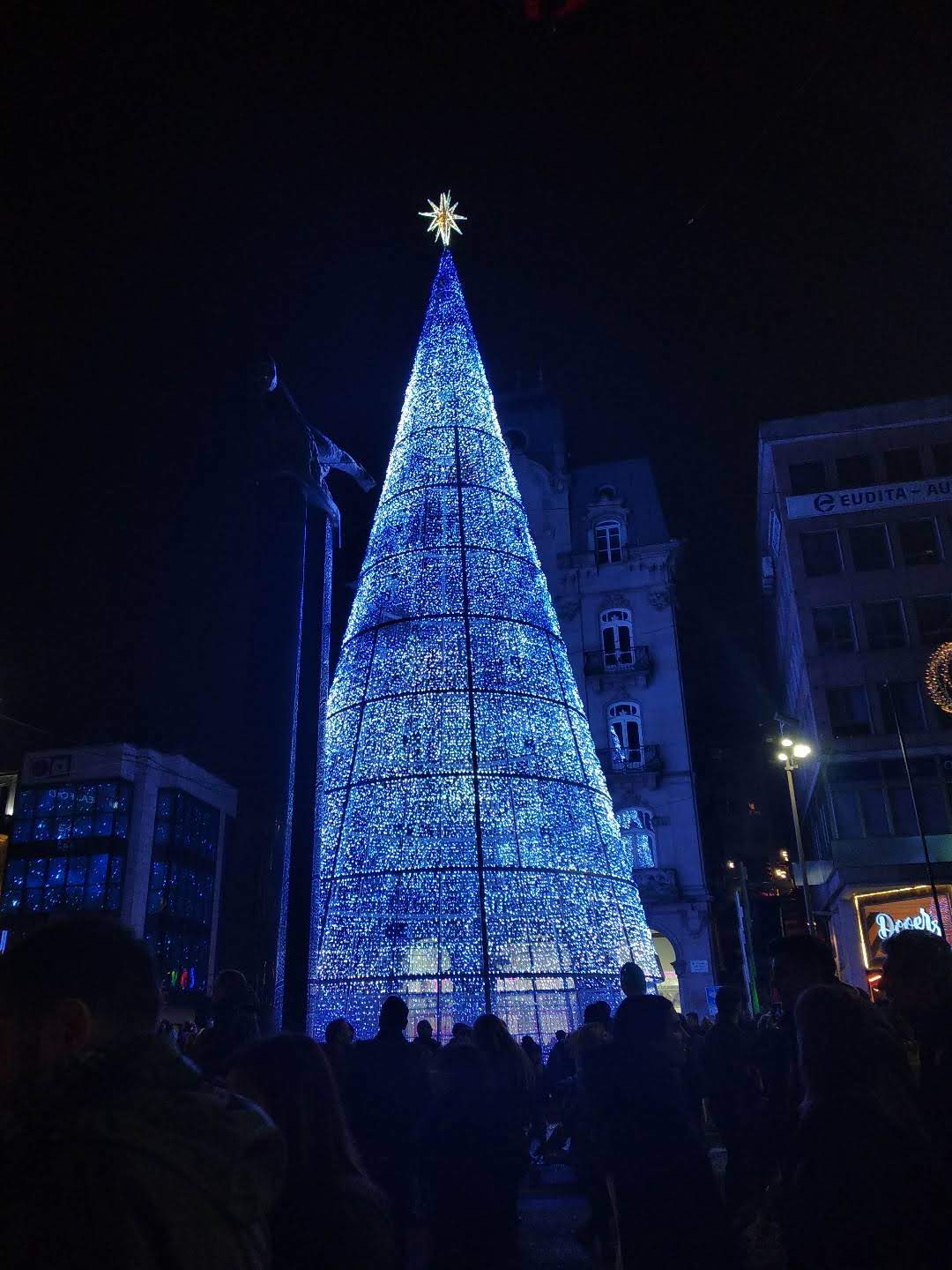 Arbol de luces de Navidad en la Puerta del Sol de Vigo